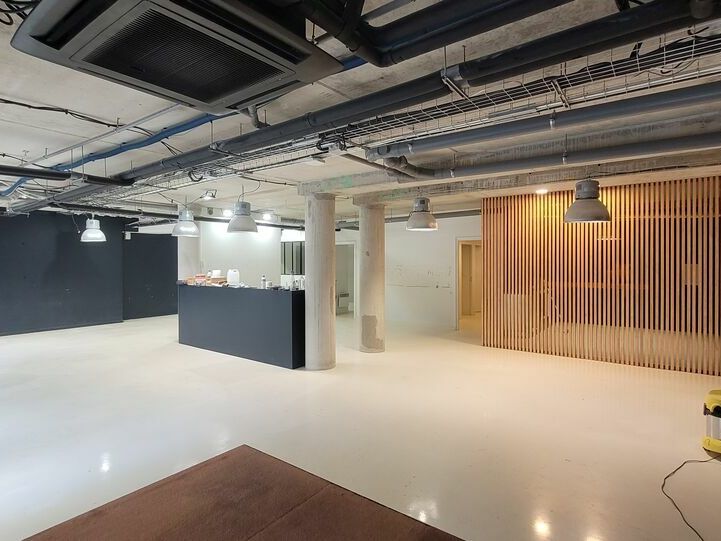 Rez-de-chaussée avec vitrines - Accessible PMR.