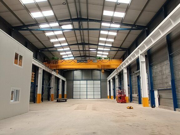 Bâtiment neuf sur grand terrain, à proximité immédiate des autoroutes.