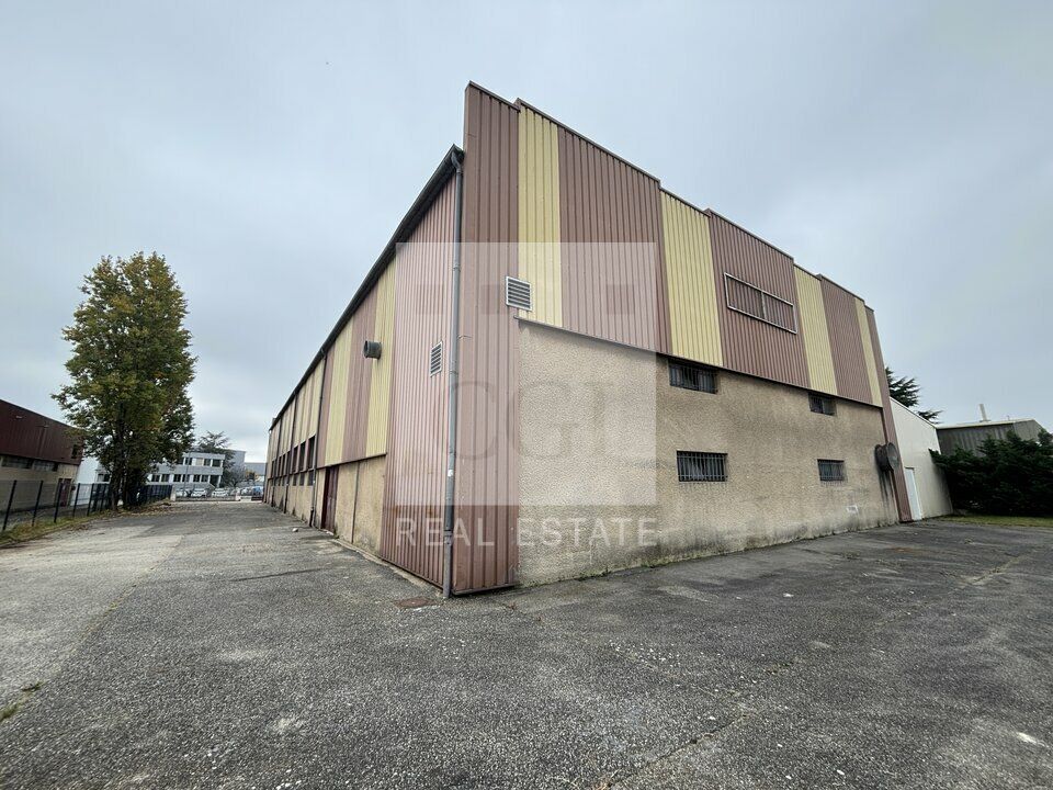 À LOUER – LOCAL D'ACTIVITÉ AVEC PONT ROULANT / ACCES PL – 1 350 m² – CHASSIEU  – FONCTIONNEL ET POLYVALENT