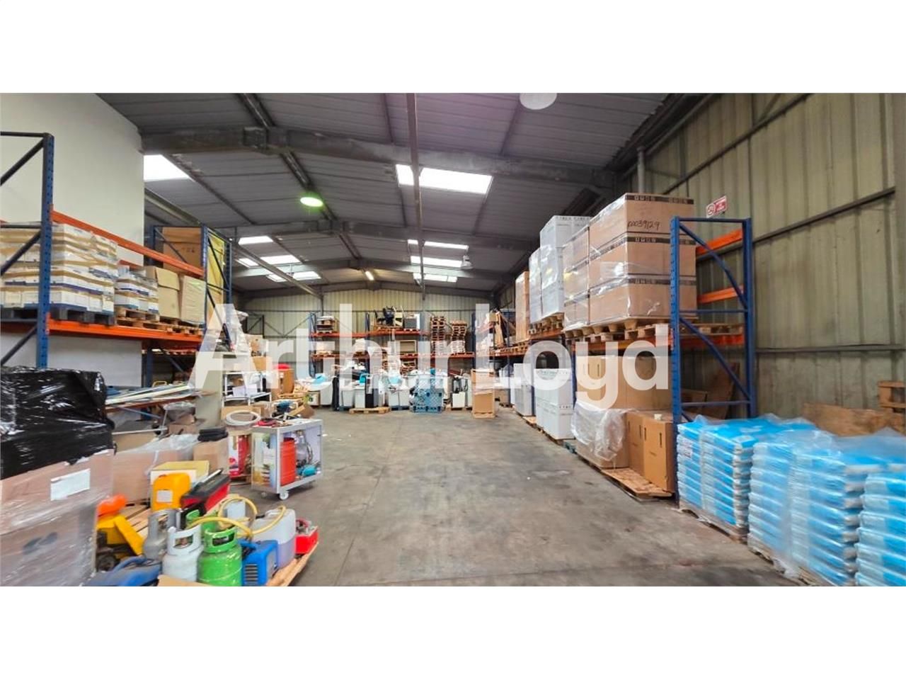 Location local 762.50 m² à CARPIQUET