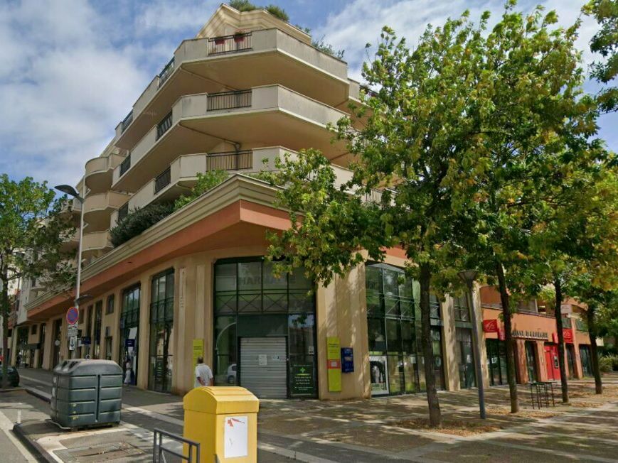 Location local commercial 260 m² non divisibles