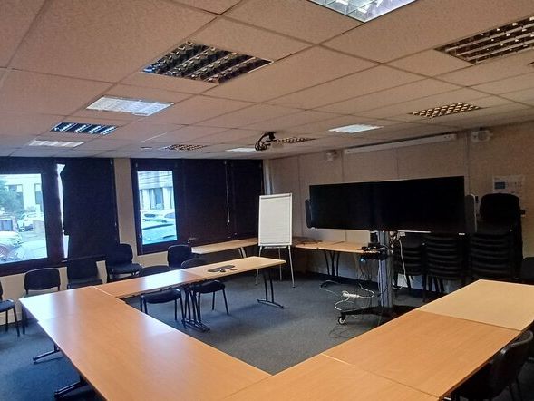 RARE - IMMEUBLE INDEPENDANT DE BUREAUX AVEC GARAGE ET PARKING.