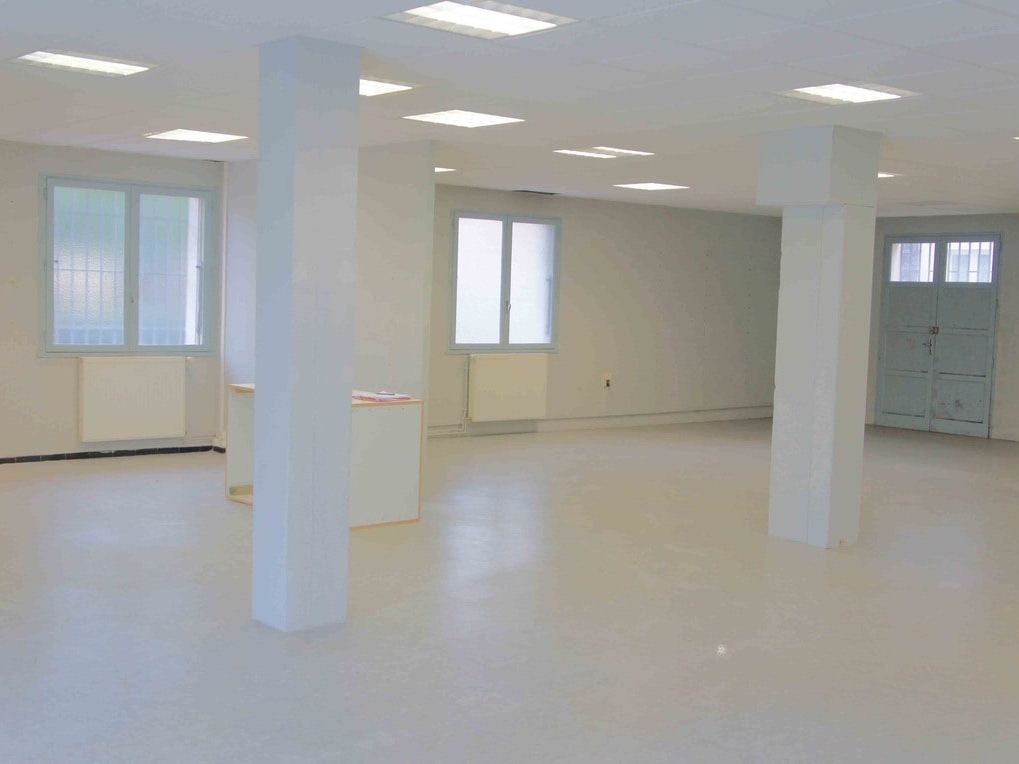 Location entrepôts 300 m² non divisibles