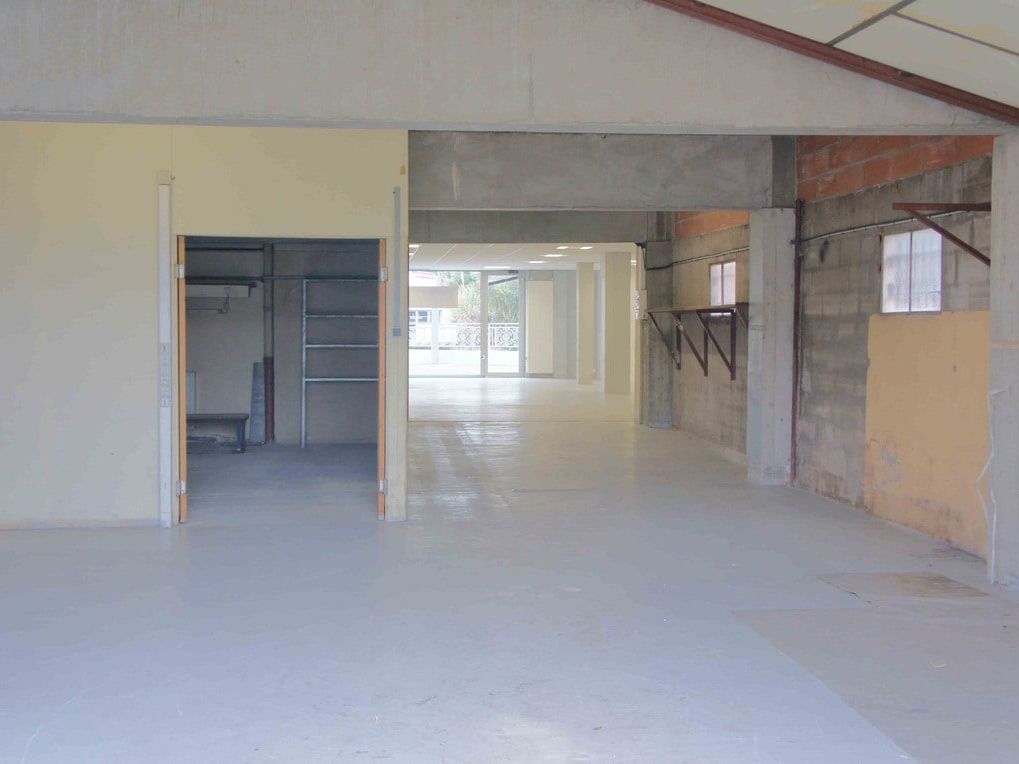 Location entrepôts 300 m² non divisibles