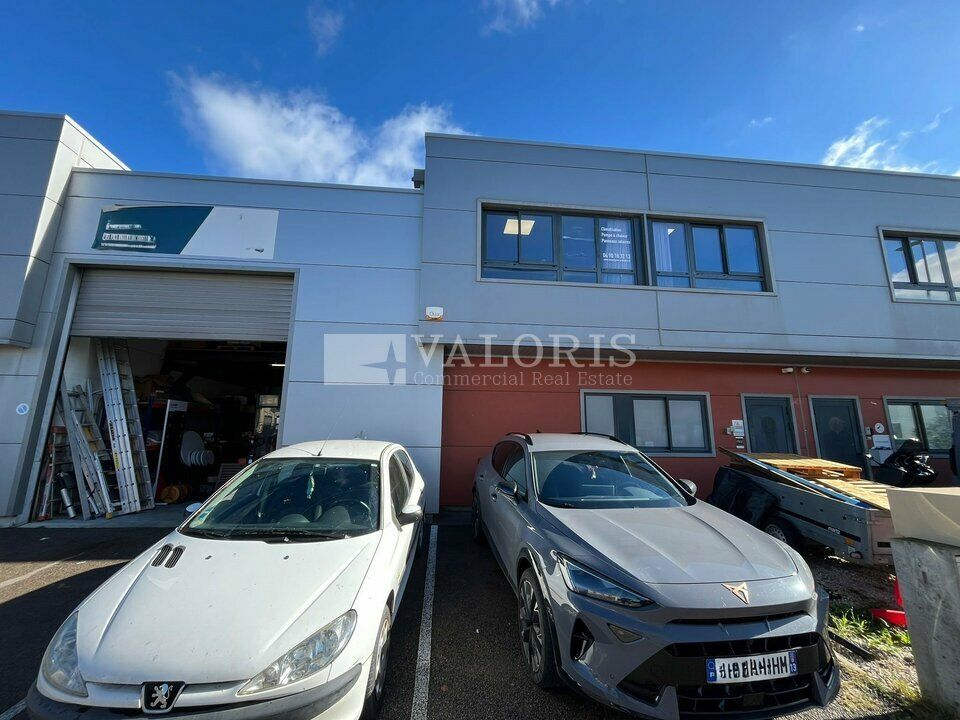 VALORIS MEDITERRANEE, vous propose à la location, un local d'activité rare sur le secteur, idéal pour artisans, d'une surface de 180 m² sur la zone des Milles et à proximité des grands axes/commodités. 