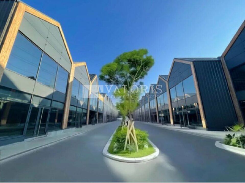 Valoris Real Estate vous propose à la location un local commercial d'une surface de 587,78 m² à Vénissieux dans un Pôle dédié aux passionnés de moto.