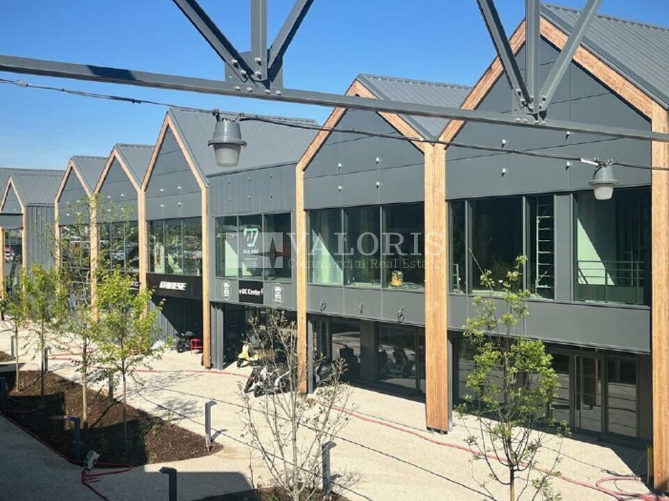 Location local commercial 443.84 m² non divisibles