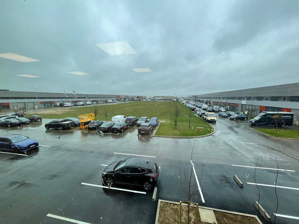 France Locaux vous propose des locaux d'activité avec bureaux d'accompagnement au sein d'une zone d'activité sécurisée.