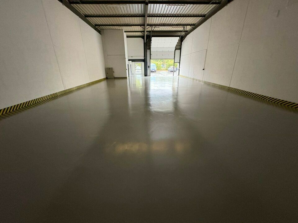 France Locaux vous propose un local d'activité et de bureaux à louer au sein d'une zone d'activité à proximité d'une zone commerciale.