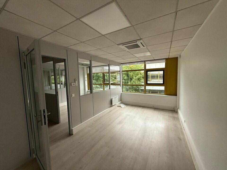 A proximité de l'A104, France Locaux vous propose un local d'activité avec 1 portes sectionnelle et bureaux d'accompagnement au sein d'une zone d'activité sécurisée.