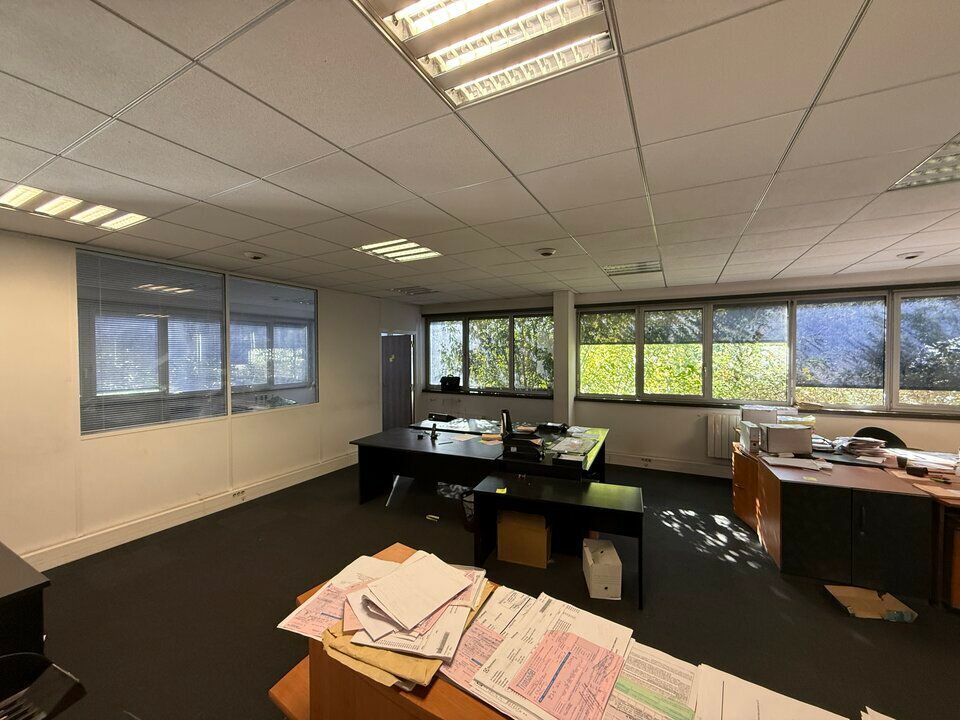 France Locaux vous propose un bâtiment indépendant sur une parcelle de 5667 m² en location à Villeneuve La Garenne à proximité immédiate de l'A86. Idéal logistique urbaine.