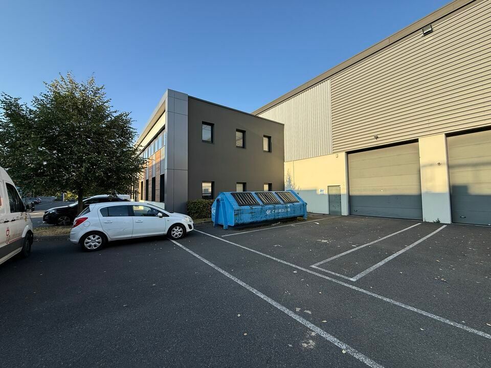 France Locaux vous propose un entrepôt avec un accès indépendant en zone d'activité à Gennevilliers à proximité des quais de Seine, de l'A86 et du RER C Gennevilliers.