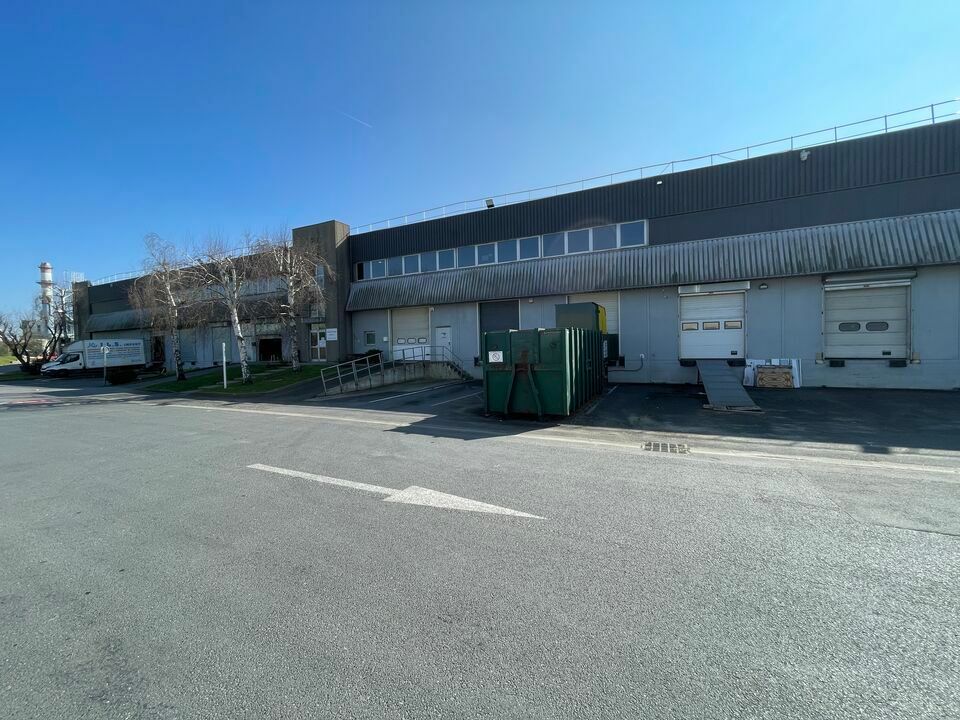 A 10 minutes à pieds de la gare RER D Pierrefitte Stains, France Locaux vous propose un entrepôt logistique avec bureaux d'accompagnement. Le lot est situé au sein d'une zone gardiennée 24h/24 et bénéficie d'une réglementation ICPE 1510.