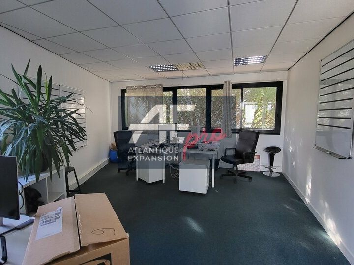 A LOUER BUREAUX de 197 m²  avec parking. 