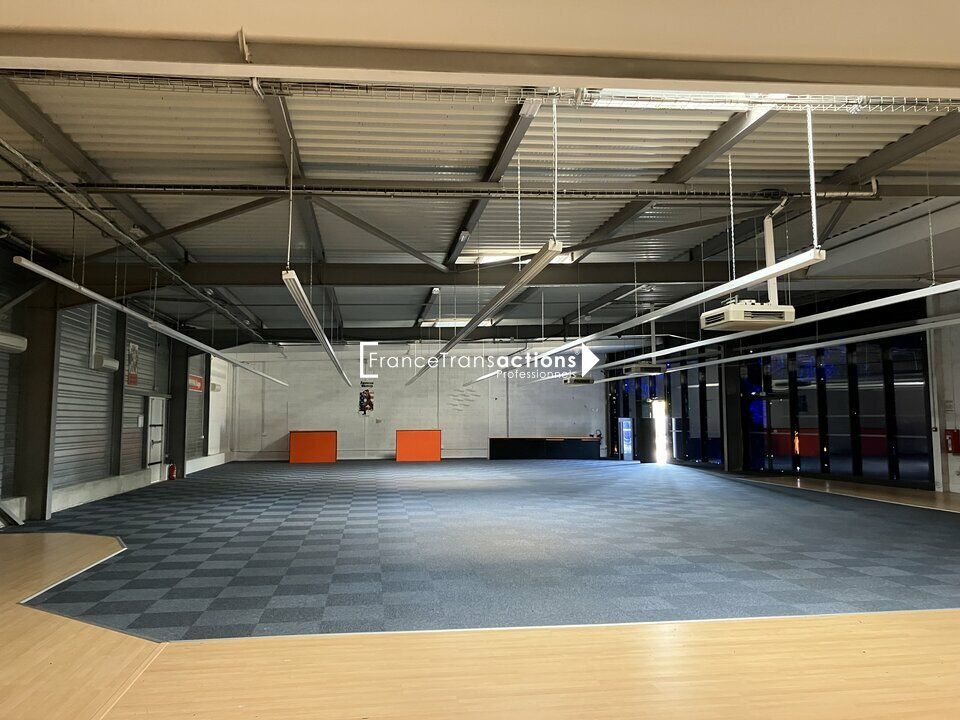Location local commercial 689 m² non divisibles