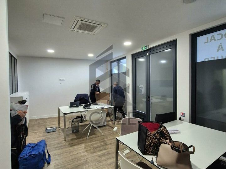 SUPERE LOCAL A LOUER EN REZ DE CHAUSSEE - TALENCE