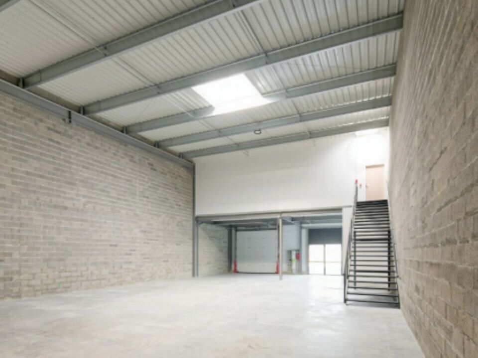 Location entrepot 296 m² non divisibles