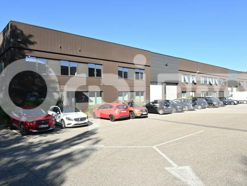A LOUER - LOCAUX D'ACTIVITE 490m² - DARDILLY