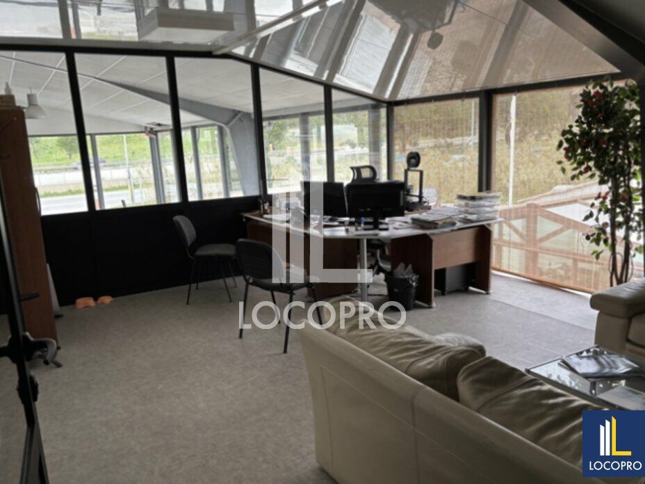 A LOUER - LOCAL COMMERCIAL - 775 M2 - FREJUS