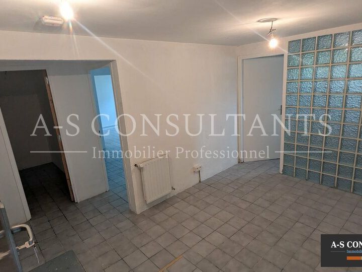 A LOUER Annemasse (74100) - local professionnel - Proche commerces, poste, laboratoire et tram à 5mn à pied fin 2025 - Surface 100 m² environ - place de parking sur le devant de l'immeuble.