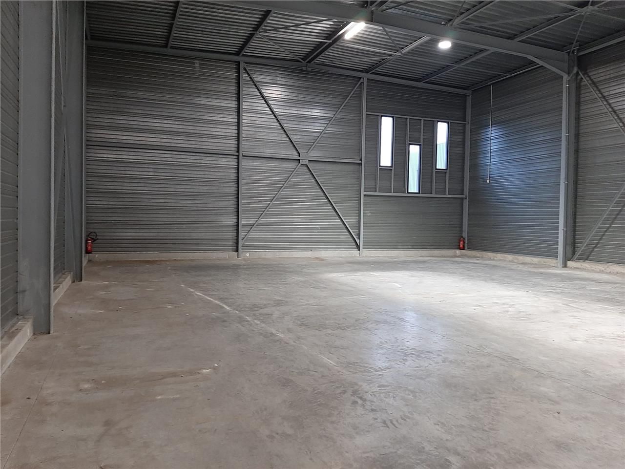 Location local 650 m² à Semoy