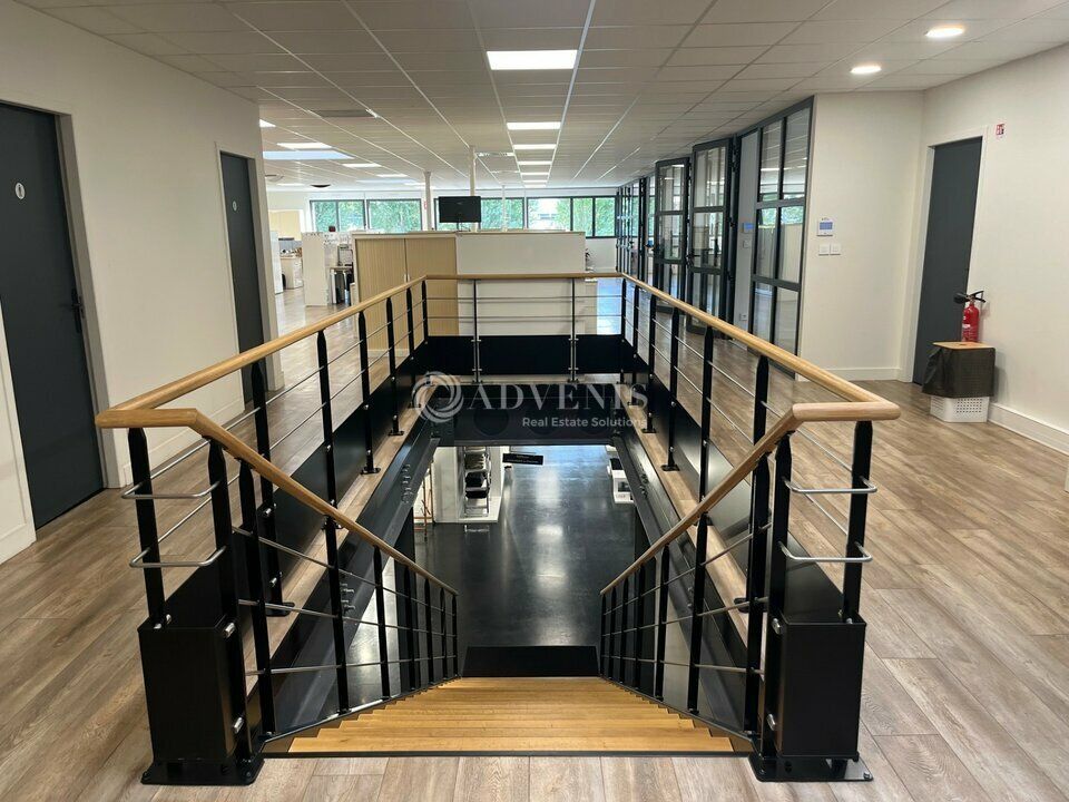 Bâtiment d'activités d'environ 1 172 m², à louer sur axe passager de Tours Nord