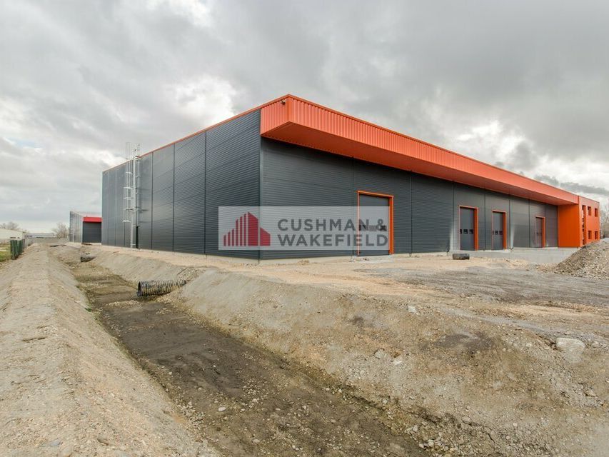 Location local d''activites 2600 m² non divisibles