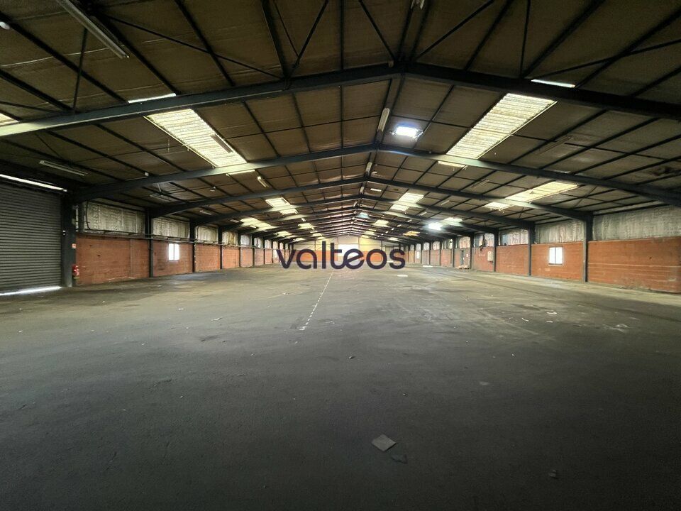 Location local d''activites 2400 m² divisibles à partir de 800 m²