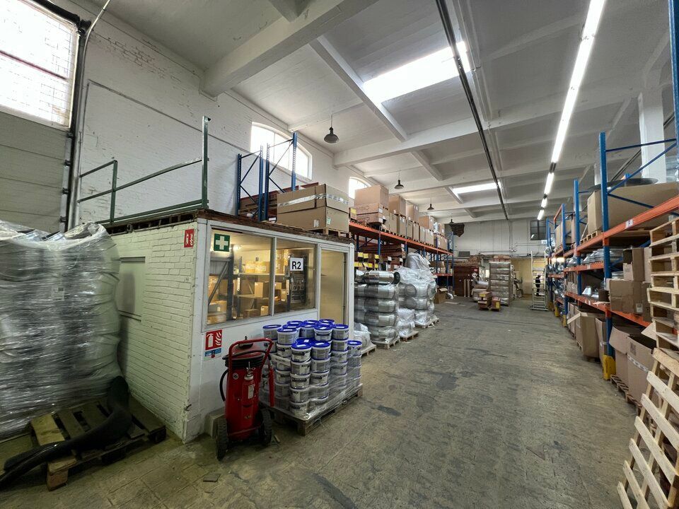 Beau local d'angle - Belle visibilité.