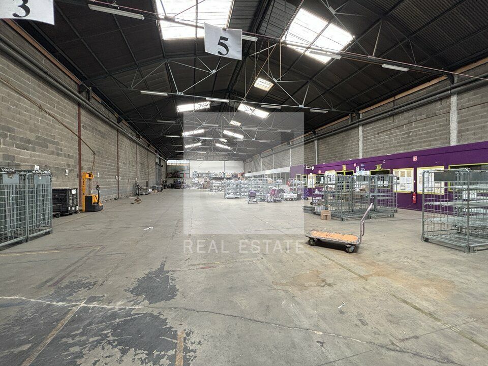 À LOUER – LOCAL D'ACTIVITÉ DE 1 110 m² – BRON / PARILLY – STOCKAGE / LOGISTIQUE