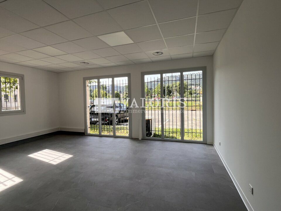 VALORIS MEDITERRANEE vous propose, à la location, des bureaux au sein de l'ACTIPARC II, un parc tertiaire sécurisé, paysager et soigneusement entretenu, situé à La Penne-sur-Huveaune avec accessibilité immédiate à l'échangeur A50.