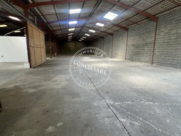 Location entrepot 1200 m² non divisibles