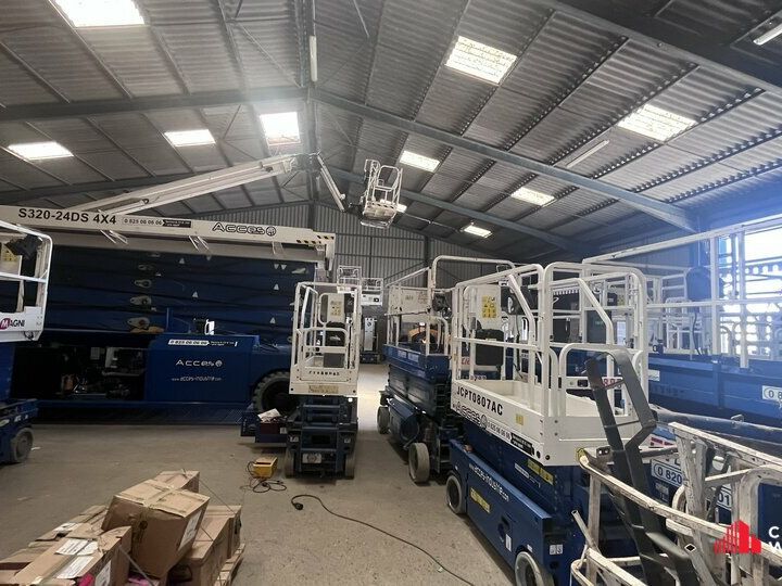 LOCAUX INDUSTRIELS A VENDRE