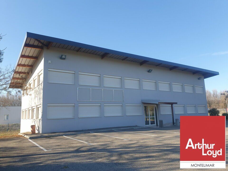 PIERRELATTE - A LOUER BÂTIMENT INDÉPENDANT DE BUREAUX DIVISIBLES AVEC NOMBREUSES PLACES DE PARKING