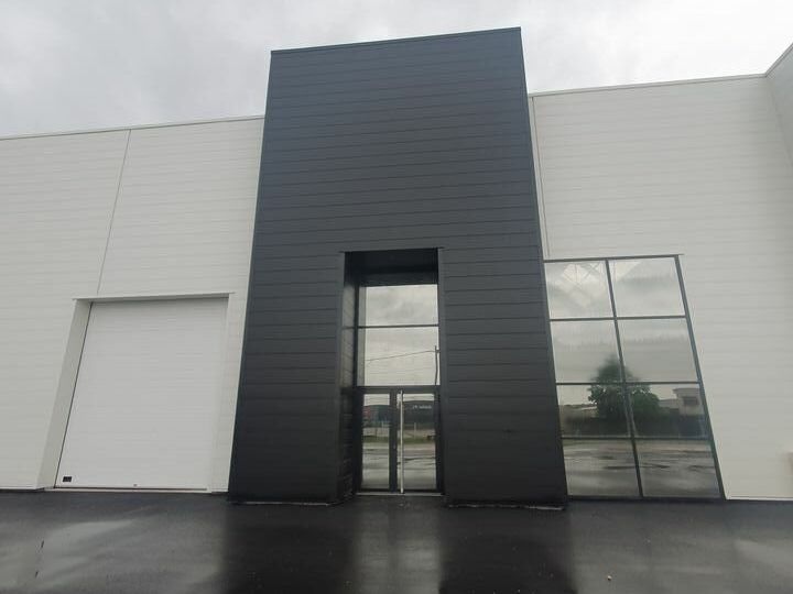 A VENDRE - MONTÉLIMAR NORD - EN BORDURE DE LA PISTE DE L'AÉRODROME - LOCAUX D'ACTIVITÉS / ENTREPÔTS DE 661 M2 DIVISIBLES