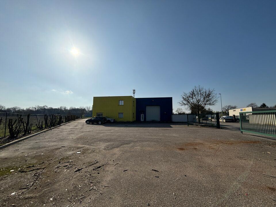 A vendre - Local d'activités de 941 m² avec porte sectionnelle - CHAVRIEU CHAVAGNEUX