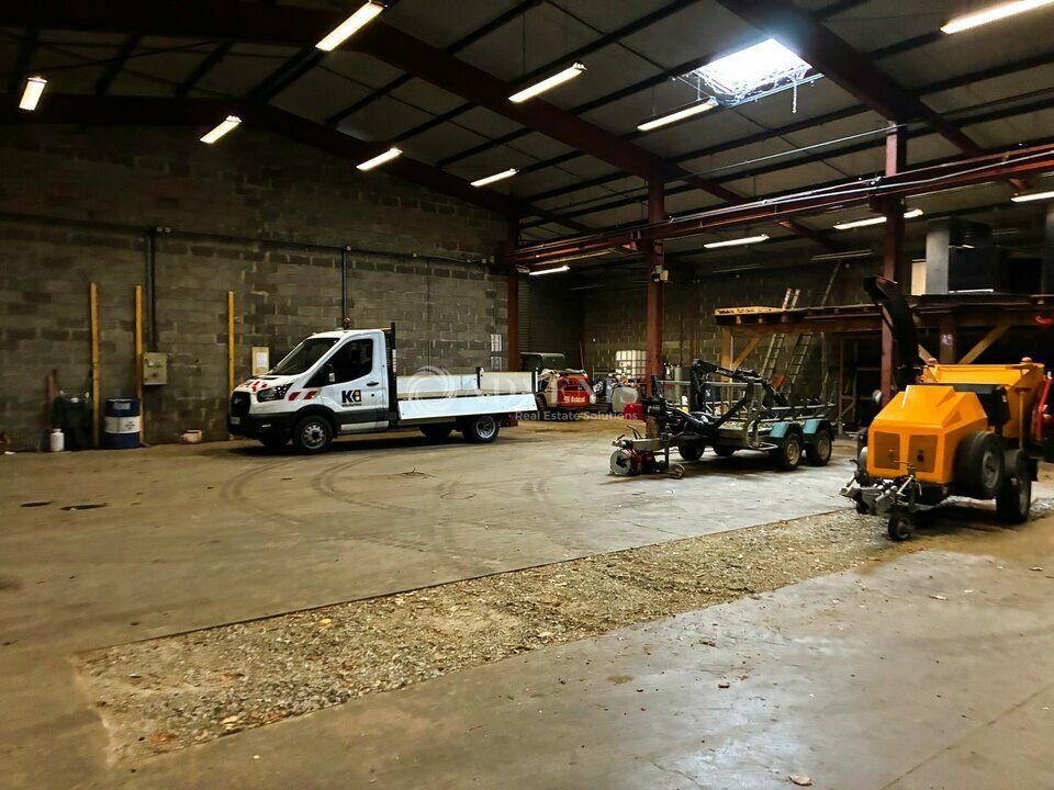 Location local d''activites 1100 m² non divisibles