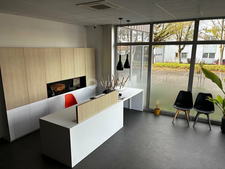 Local d'activités d'environ 1 100 m², à louer au Nord de Tours