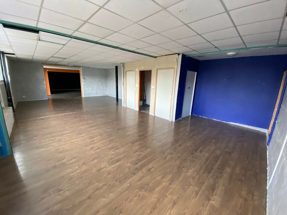 Local commercial à la location de 746 m²