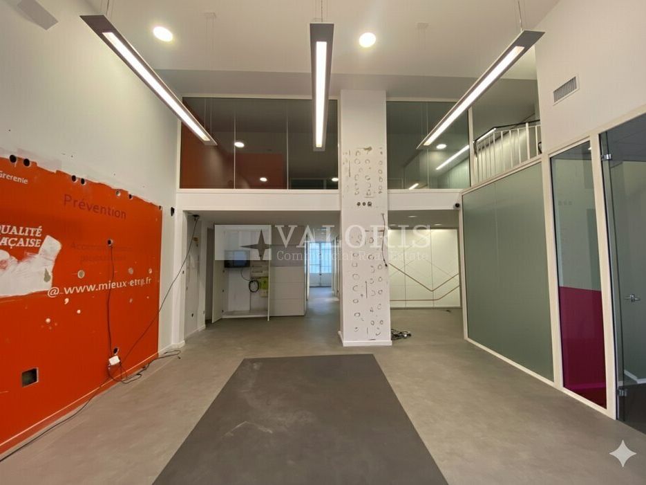 Valoris Real Estate vous propose un local commercial, situé dans le 3ᵉ arrondissement de Lyon , à Part-Dieu,  de 209,36 m² qui offre un espace fonctionnel et modulable pour votre activité.