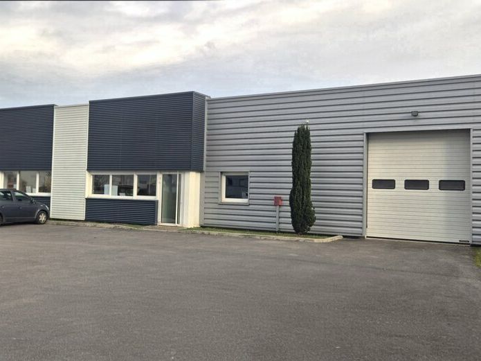 Location local d''activites 300 m² non divisibles