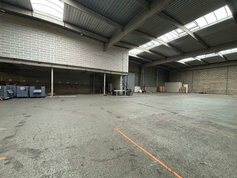 À LOUER – LOCAL D'ACTIVITÉS DE 1 150 m² DONT 200 m² DE BUREAUX – CHASSIEU / GENAS – ACCÈS ROCADE EST