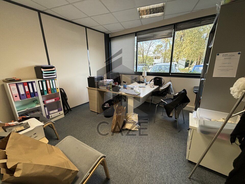 BUREAUX A LOUER EN RDC -  MERIGNAC PROCHE TRAMWAY