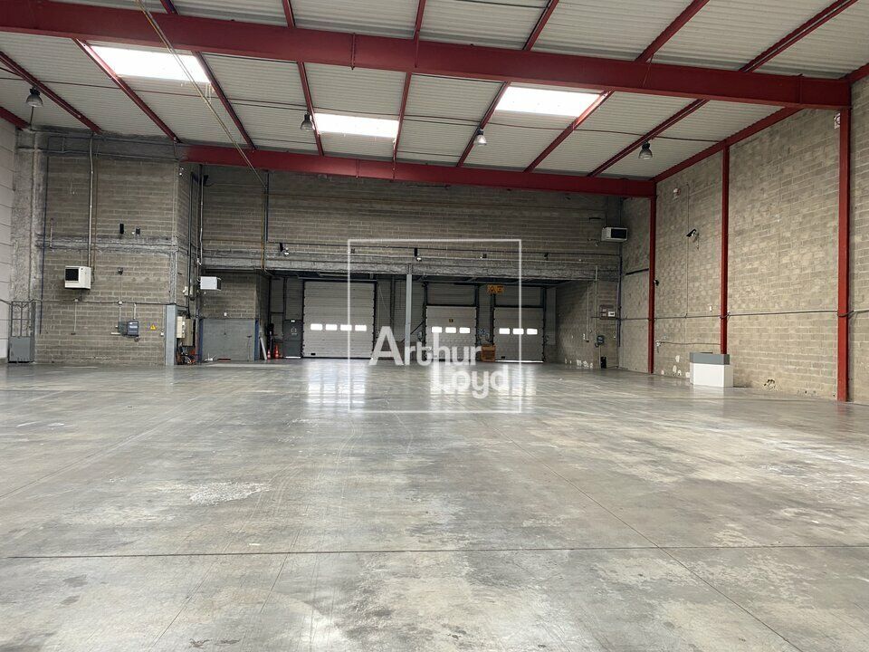 ENTREPOT A QUAI ET PLEIN PIED A LOUER  COMBS LA VILLE