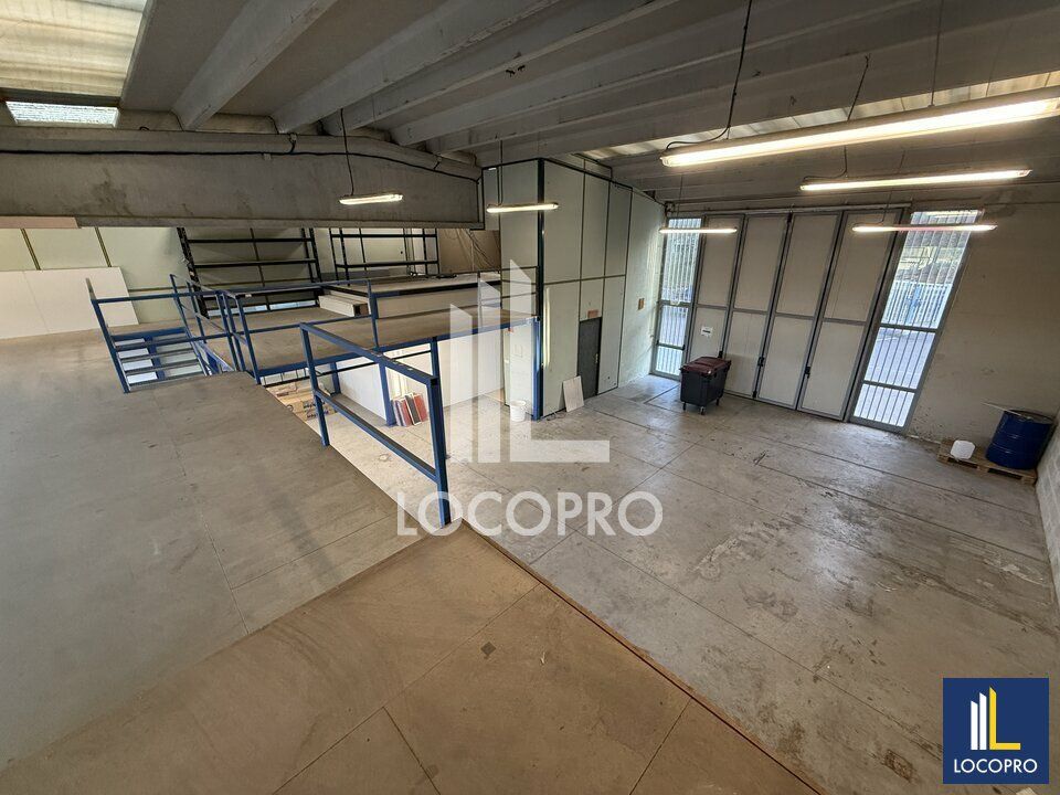 Location local d''activites 300 m² non divisibles