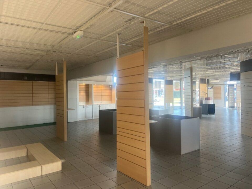 Location local commercial 1100 m² non divisibles