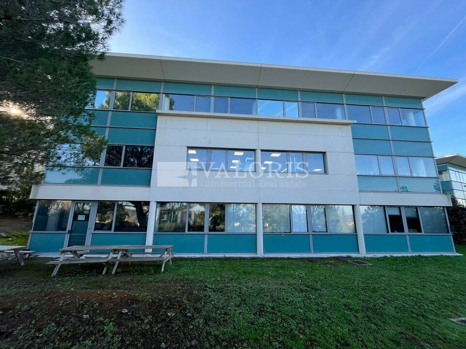 VALORIS MEDITERRANEE vous propose, à la location, un plateau de bureaux refait à neuf dans un cadre idyllique au coeur du pôle d'activité d'Aix en Provence et à proximité immédiate des grands axes stratégiques. Toutes commodités accessibles à pied. 