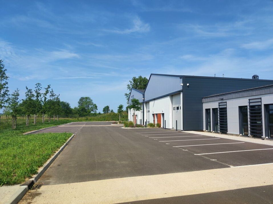 Location local d''activites 326.81 m² divisibles à partir de 163 m²