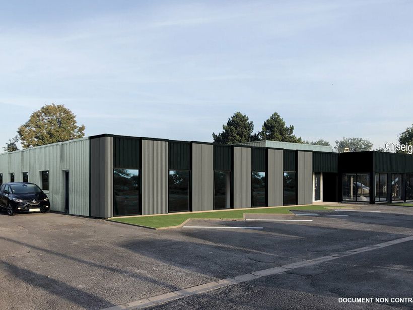 Bâtiment indépendant d'une surface totale d'environ 830 m², divisé en deux lots.