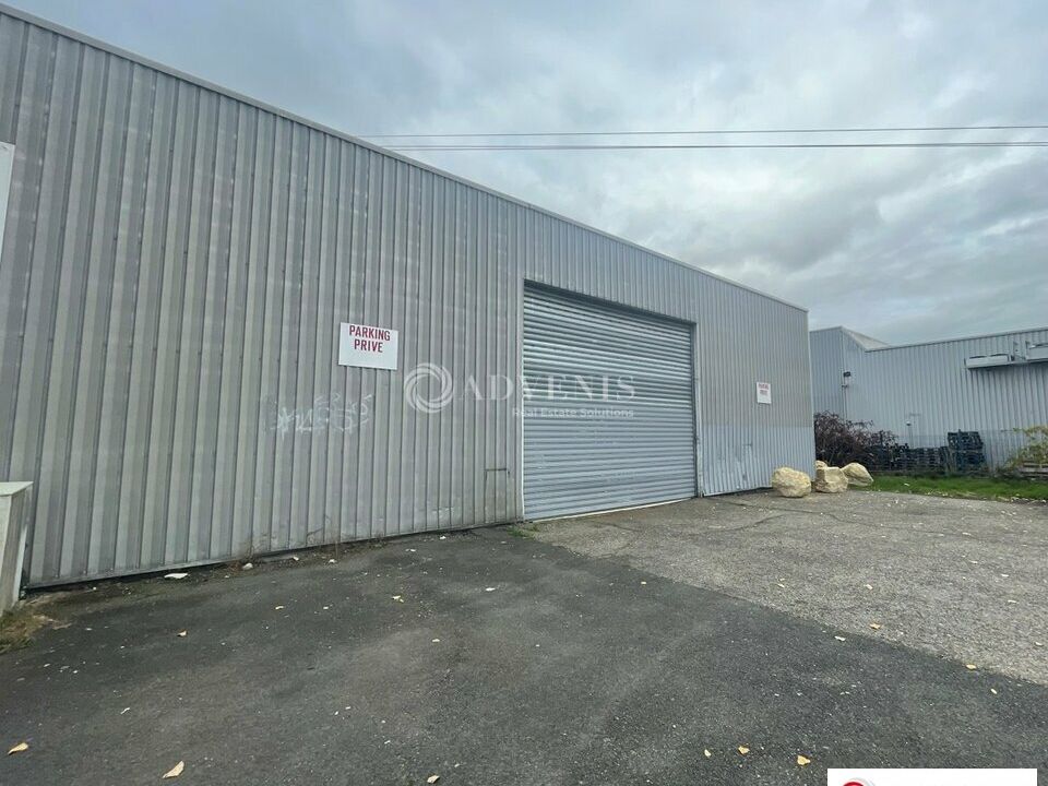 Location local d''activites 1180 m² divisibles à partir de 450 m²